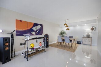 3200 Collins Ave in Miami Beach, FL - Building Photo - Building Photo