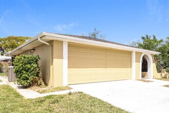 7105 Sonata Dr in Port Richey, FL - Building Photo - Building Photo