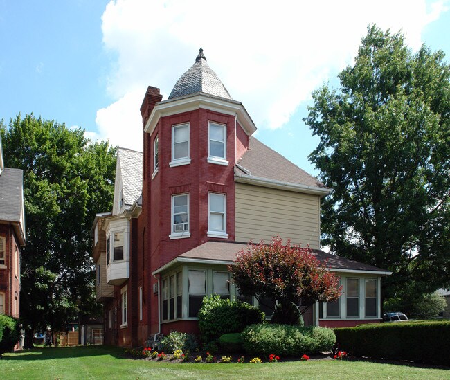 925 W Main St in Norristown, PA - Foto de edificio - Building Photo