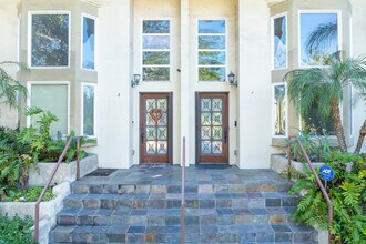 4959 Laurel Canyon Blvd in Valley Village, CA - Foto de edificio - Building Photo