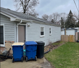 5323 Clinton River Dr in Waterford Township, MI - Foto de edificio - Building Photo