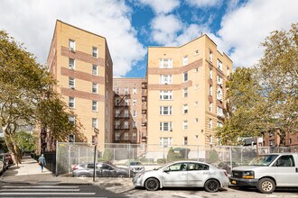 Crestwood Apartment in Kew Gardens, NY - Foto de edificio - Building Photo