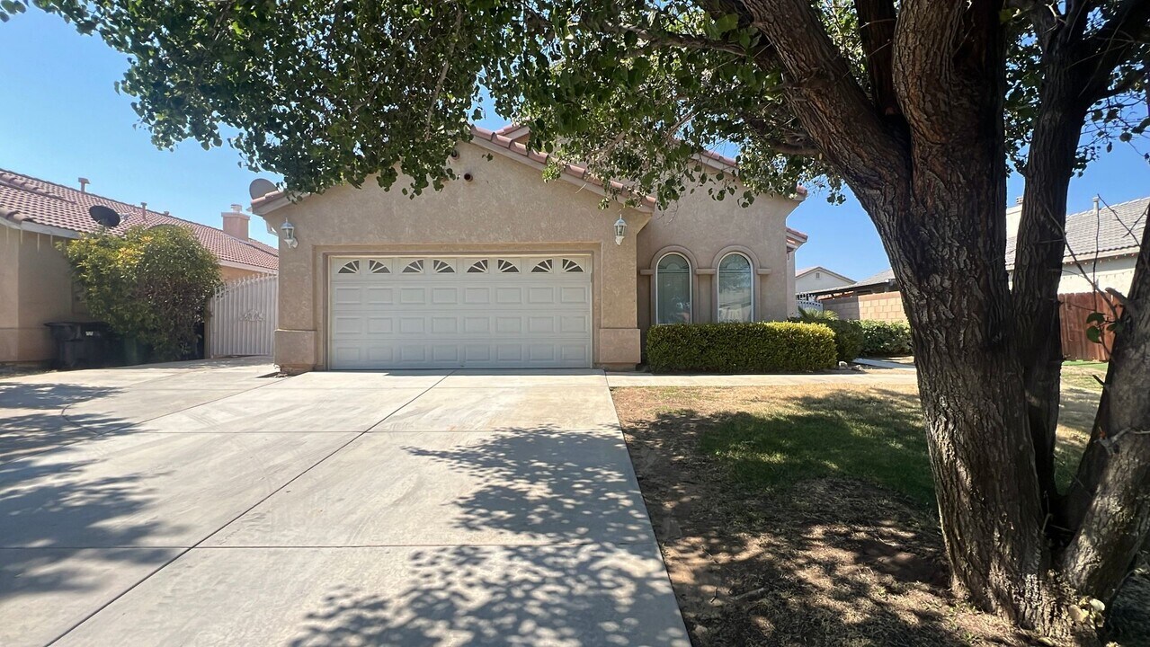 434 E Sunburst Cir in Lancaster, CA - Building Photo