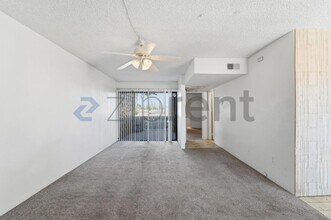 4950 N Miller Rd in Scottsdale, AZ - Foto de edificio - Building Photo