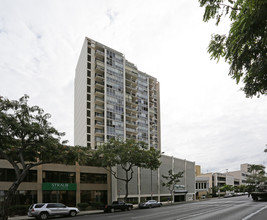 King Manor in Honolulu, HI - Building Photo - Building Photo