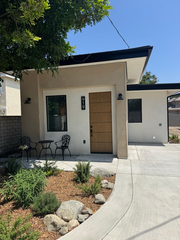 property at 913 Wildrose Ave