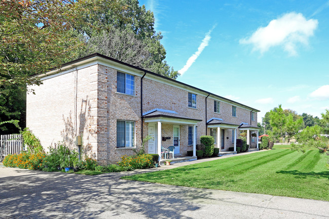 Lake View Manor in Harrison Township, MI - Foto de edificio - Building Photo