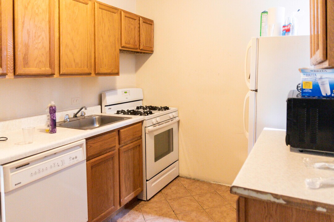 1101 W Barry Ave in Chicago, IL - Building Photo