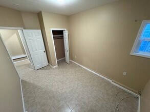 8 Mount Logan Ct, Unit 1 in Farmingville, NY - Foto de edificio - Building Photo