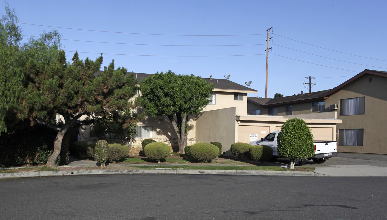 511 La Cadena Way in La Habra, CA - Foto de edificio