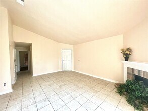 8223 Woodland Willows Dr in Houston, TX - Foto de edificio - Building Photo