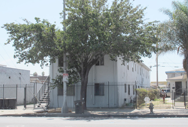 528 W Florence Ave in Los Angeles, CA - Building Photo - Building Photo