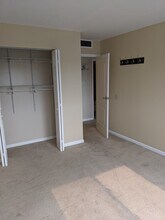 220 S Roselle Rd in Schaumburg, IL - Foto de edificio - Building Photo