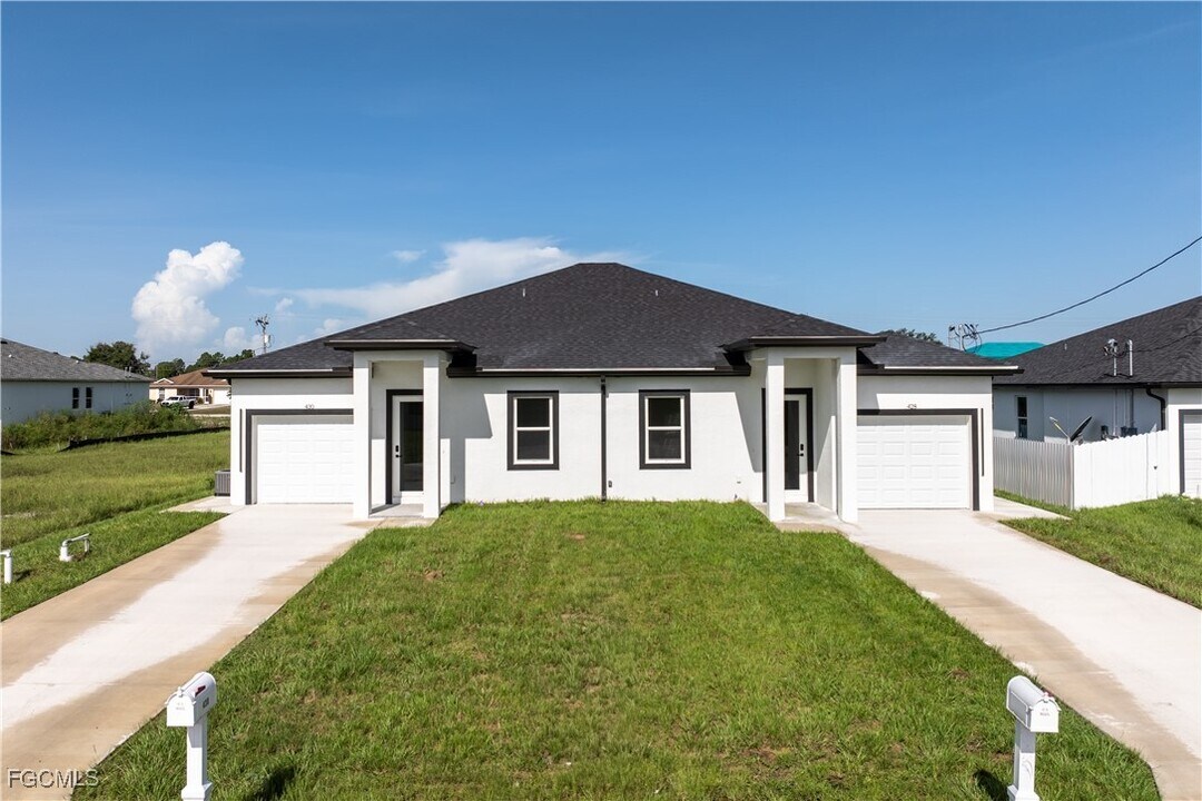 428 Petite Ave in Lehigh Acres, FL - Building Photo