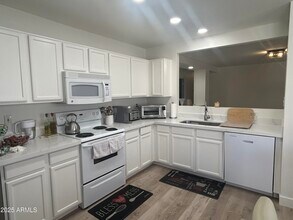 1722 W Amberwood Dr in Phoenix, AZ - Building Photo - Building Photo