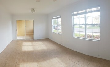 1040 Villagio Cir in Sarasota, FL - Building Photo - Building Photo