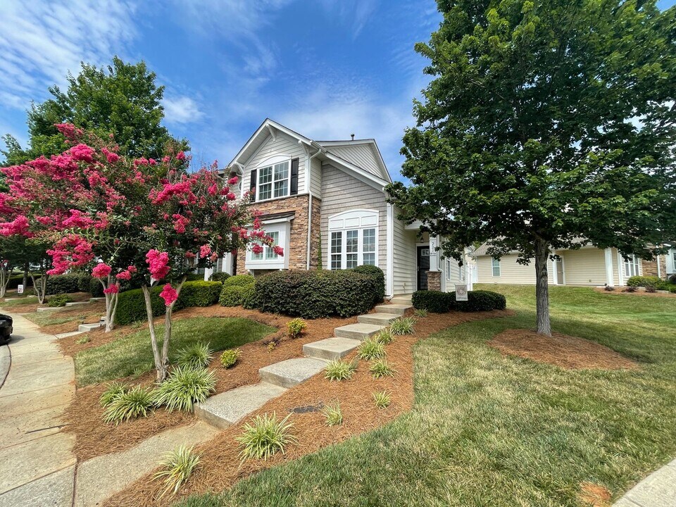 221 Spring Gardens Drive in Belmont, NC - Building Photo