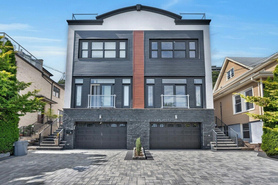 52 Myrtle Ave in Edgewater, NJ - Building Photo