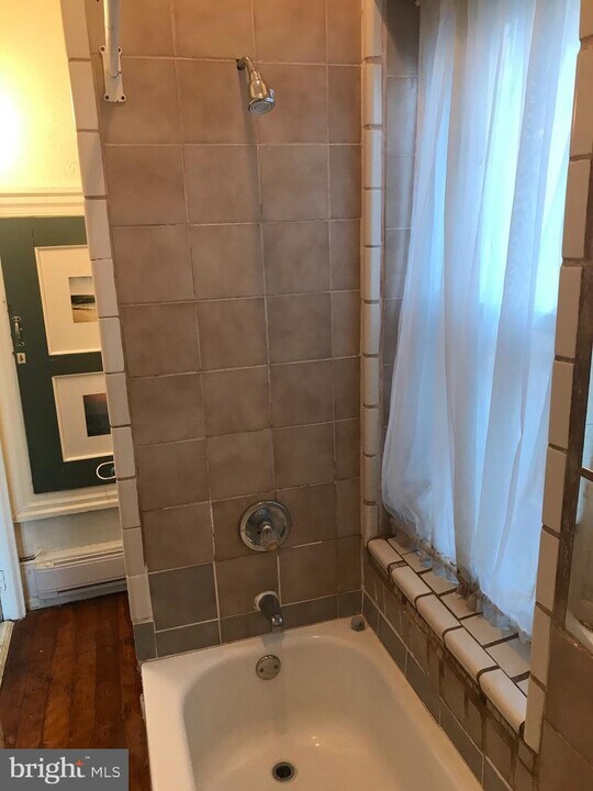 5111 Wayne Ave-Unit -2R in Philadelphia, PA - Building Photo