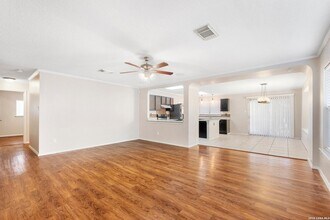 7910 Chestnut Barr Dr in Converse, TX - Building Photo - Building Photo