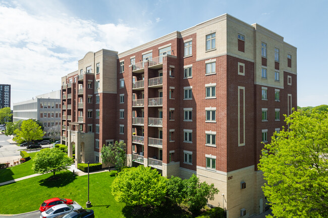 Bryn Mawr Condominiums in Chicago, IL - Building Photo - Primary Photo