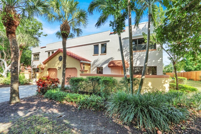 52 Uno Lago Dr in North Palm Beach, FL - Building Photo - Building Photo