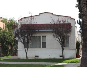 1306 Hellman St in Long Beach, CA - Foto de edificio - Building Photo