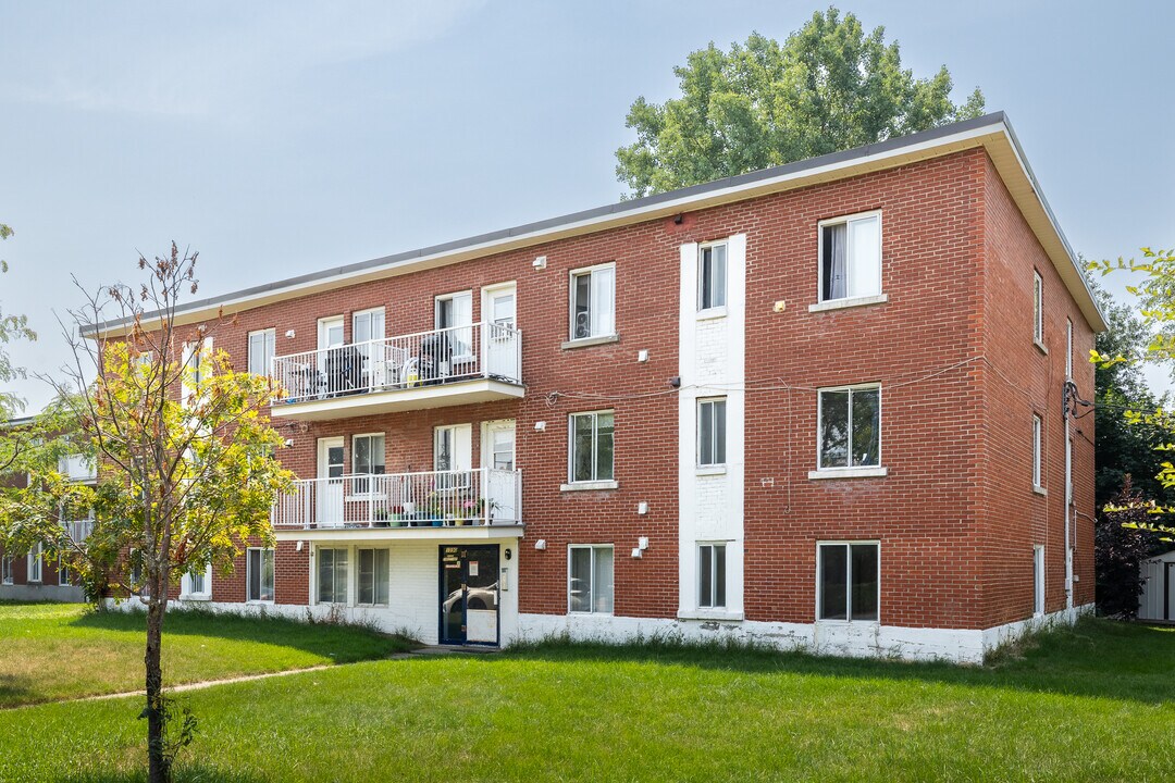 1590 Dutrisac Rue in St. Laurent, QC - Building Photo