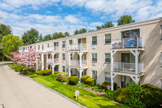 Lafayette Greene Condominium in Lafayette Hill, PA - Foto de edificio - Building Photo