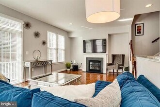 10703 Cameron Glen Dr, Unit 4 in Fairfax, VA - Building Photo - Building Photo