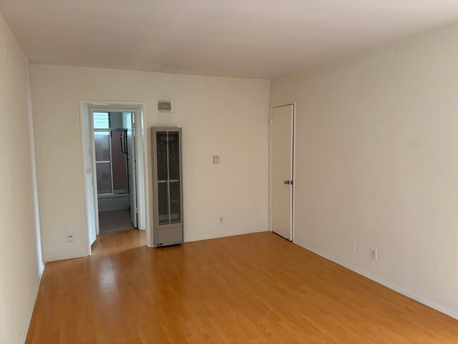 907 N Gardner St, Unit 5 in West Hollywood, CA - Foto de edificio - Building Photo