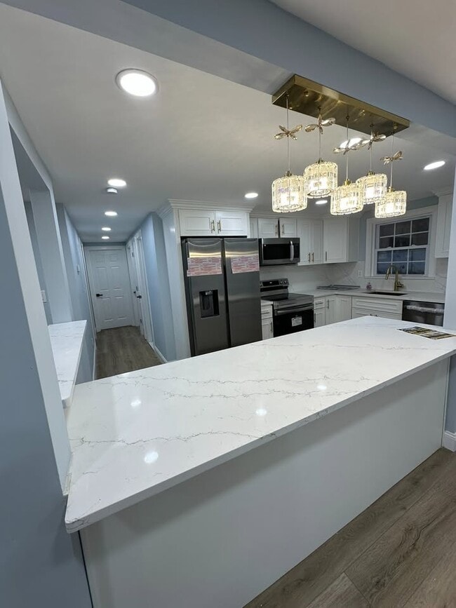 202 Crystal Brook Hollow Rd in Port Jefferson Station, NY - Foto de edificio - Building Photo