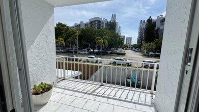 916 NE 27th Ave in Hallandale Beach, FL - Building Photo - Building Photo