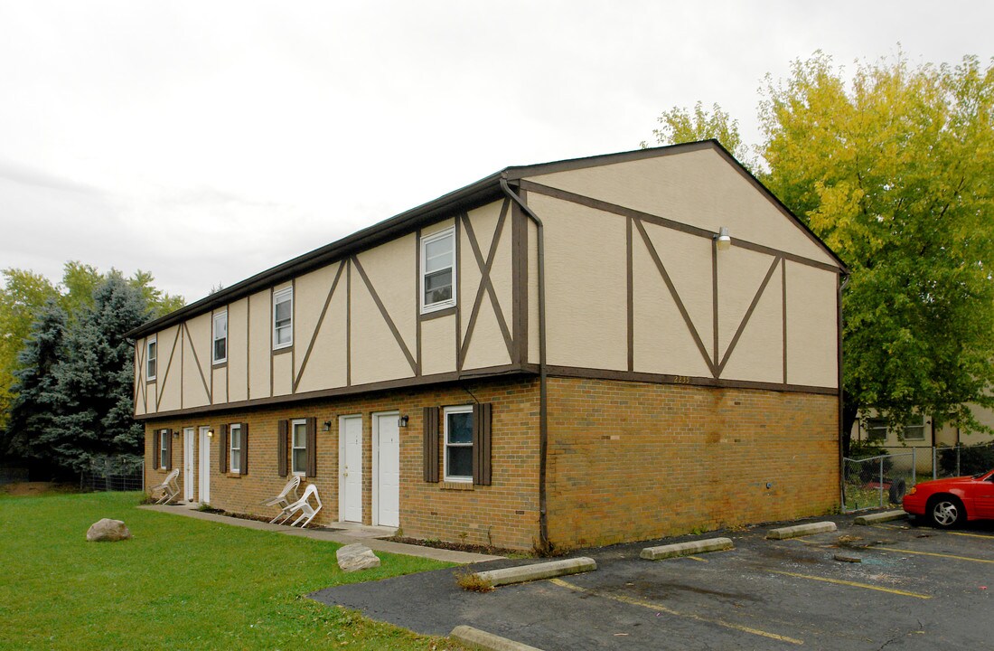 2235 Webster Canyon Ct in Columbus, OH - Foto de edificio