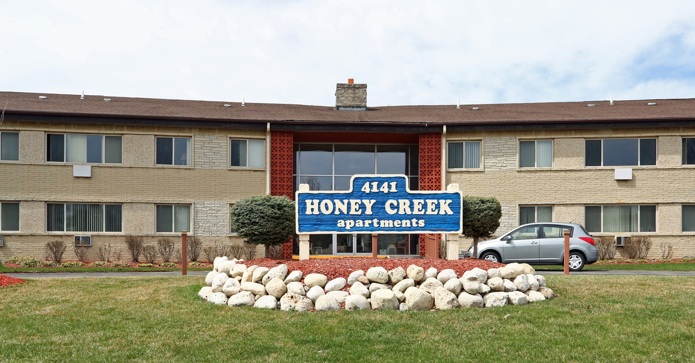 Honey Creek Apartments in Greenfield, WI - Building Photo