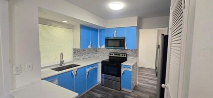 21519 Eldred Ave in Port Charlotte, FL - Foto de edificio - Building Photo