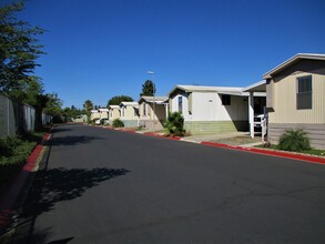 Rancho Del Rio Estates in San Diego, CA - Foto de edificio - Building Photo