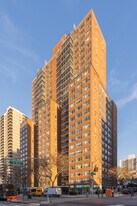 701-715 Amsterdam Ave in New York, NY - Foto de edificio - Building Photo