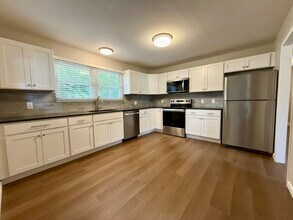 144 Lamphere Rd in Groton, CT - Building Photo - Building Photo