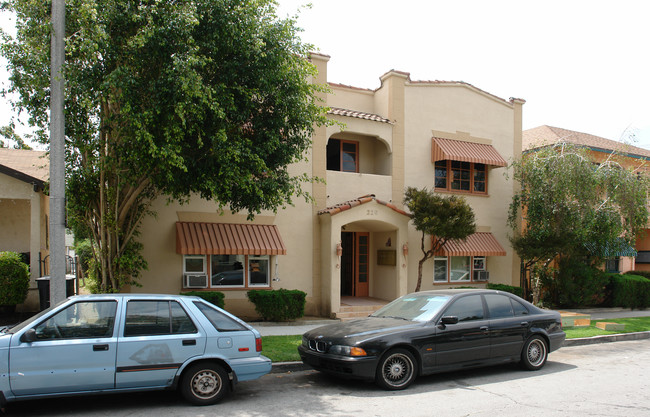 220 E Valencia Ave in Burbank, CA - Building Photo - Building Photo