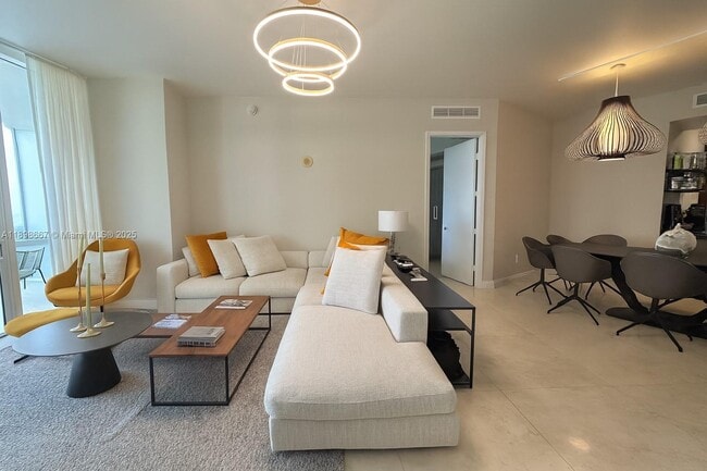 15901 Collins Ave, Unit 1203 in Sunny Isles Beach, FL - Foto de edificio - Building Photo