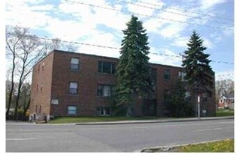 2511 Gerrard St E in Toronto, ON - Building Photo - Building Photo