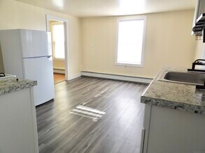 12 Mountain Ave-Unit -3 in New London, CT - Building Photo - Building Photo