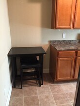 214 Grandview Ct in University Heights, IA - Building Photo - Building Photo