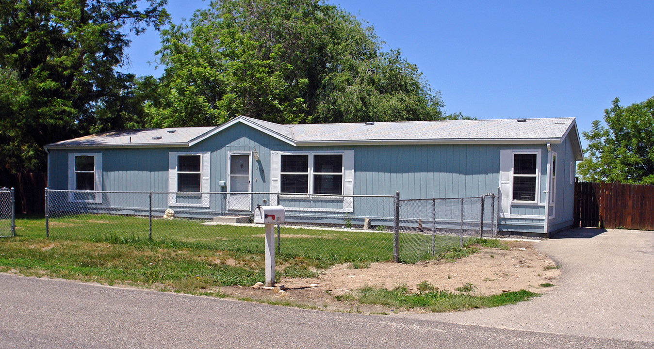 300 E 40th St in Garden City, ID - Building Photo