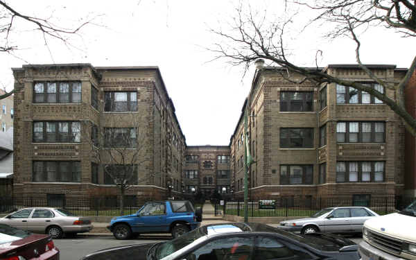 Berwyn Station in Chicago, IL - Building Photo