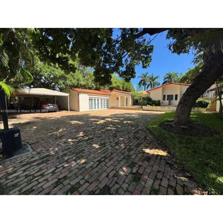 6015 Pine Tree Dr in Miami, FL - Foto de edificio