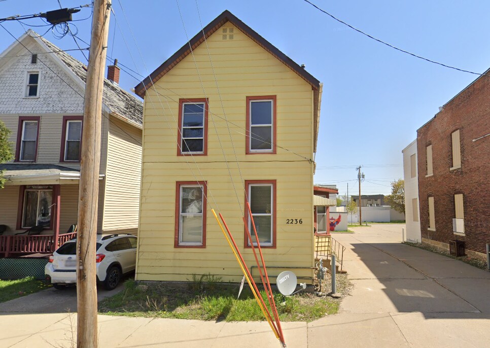 2236 Central Ave, Unit 2nd Floor in Dubuque, IA - Building Photo