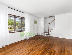 35 Elmwood Dr in Clifton, NJ - Building Photo - Building Photo
