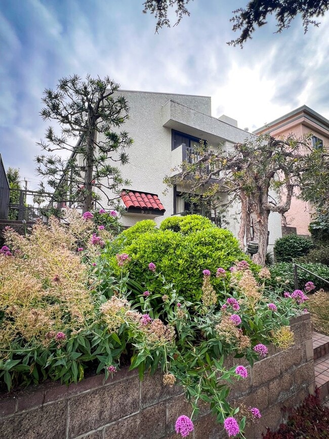 property at 922 Lincoln Blvd